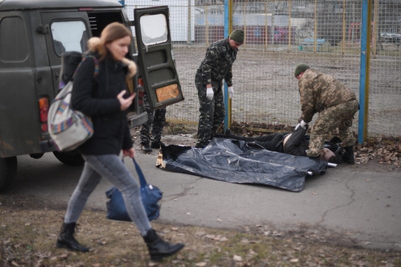 Militares ucranianos se preparam para pegar o corpo de um homem ucraniano que foi balea-do em Kiev no dia 25 de fevereiro – Foto: Daniel Leal/AFP/ND