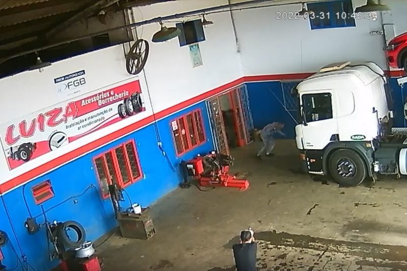 C&acirc;meras de monitoramento flagraram a a&ccedil;&atilde;o – Foto: Internet