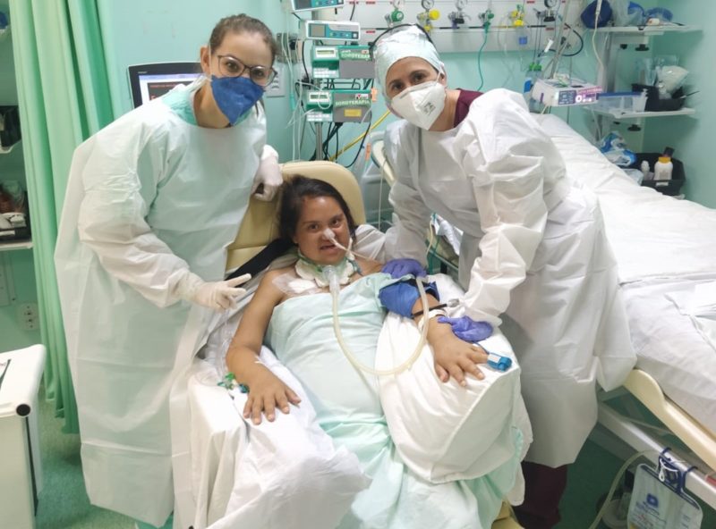 Rosicleia Pereira, de 22 anos, ao lado de duas profissionais da sa&uacute;de do Hospital S&atilde;o Jos&eacute; – Foto: Hospital S&atilde;o Jos&eacute;/ND