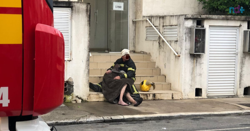 Imagem do resgate comoveu moradores – Foto: Reprodu&ccedil;&atilde;o/Internet