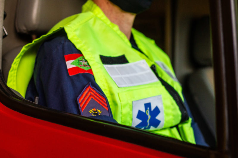 Homem encontrado por socorristas estava com marcas de tiros no t&oacute;rax e cr&acirc;nio – Foto: Bruno Golembiewski/Arquivo ND