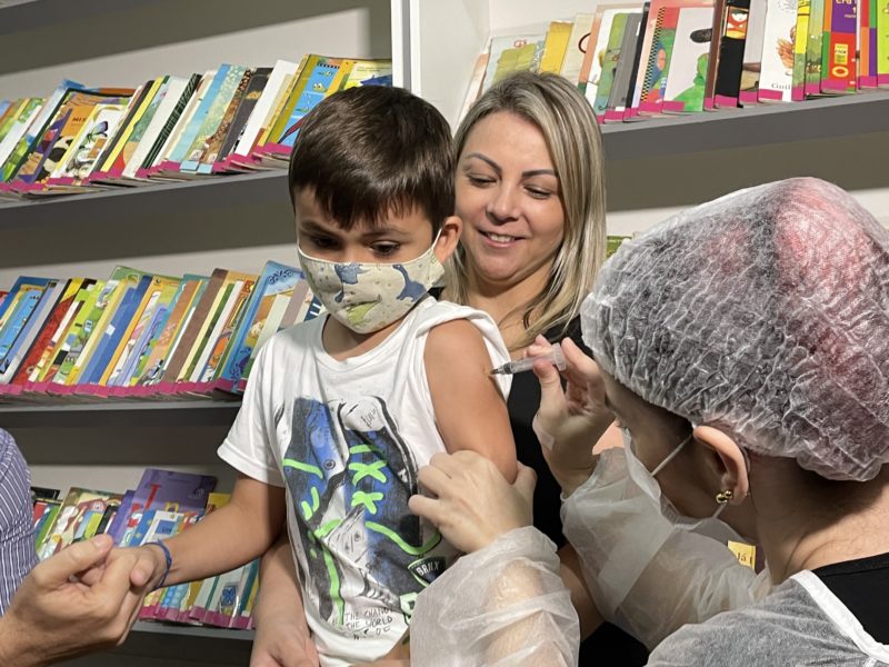 Ser&atilde;o vacinadas com a primeira dose apenas as crian&ccedil;as cujos pais autorizaram&nbsp;– Foto: Prefeitura de Blumenau/Divulga&ccedil;&atilde;o