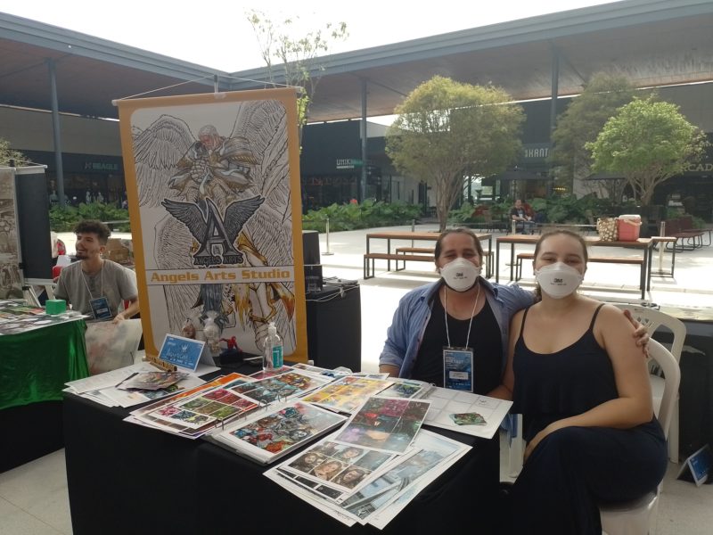 Ao lado de sua mulher, Angelo possui um stand pr&oacute;prio na Art’s Gallery da CCQ – Foto: Yasmin Mior/ND