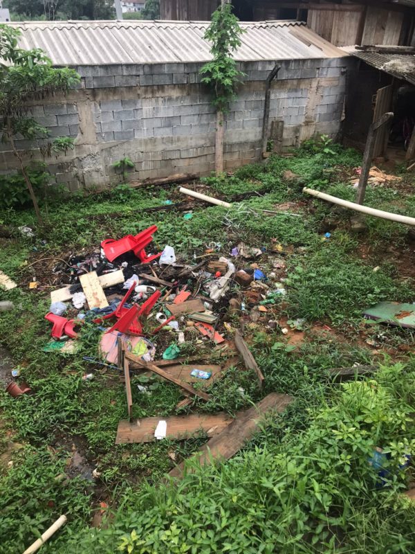 Lixo encontrado em casa abandonada em Blumenau durante trabalho da equipe de combate &agrave; dengue – Foto: Divulga&ccedil;&atilde;o/ND