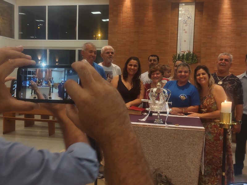 Comunidade celebra entrega da coroa do Divino – Foto: Felipe Bottamedi/ND