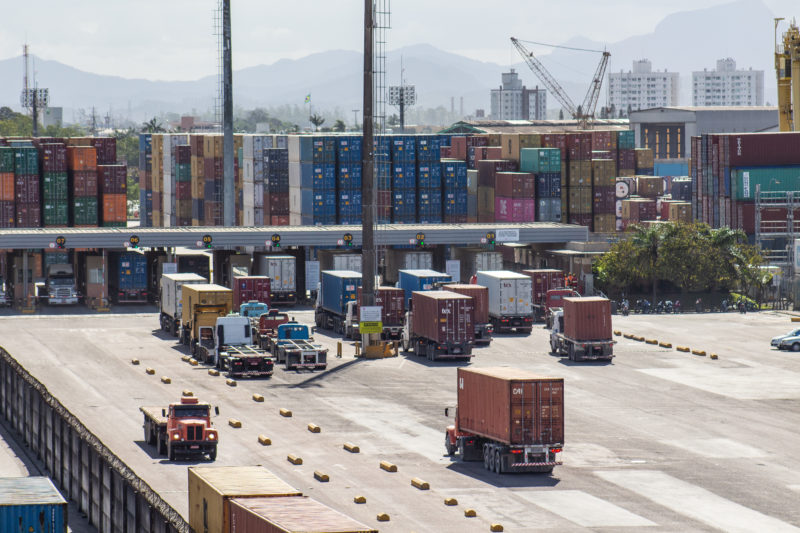 Caminhões movimentam-se pelo Porto de Itajaí para operar transporte de contêineres