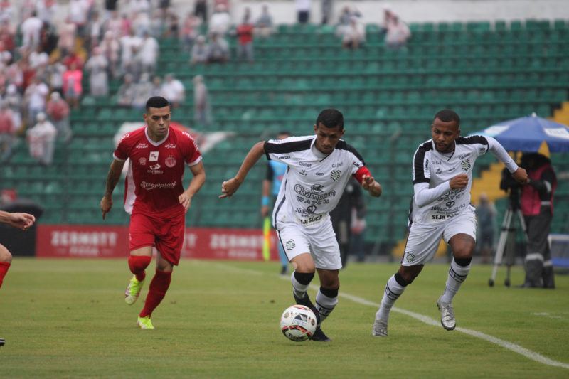 Andrew (direita) foi o autor do gol que deu a vit&oacute;ria ao Figueirense – Foto: Patrick Floriani/Figueirense/ND