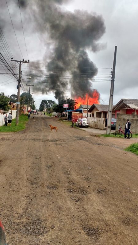 Resid&ecirc;ncia de madeira foi consumida pelas chamas no bairro Guaruj&aacute;, em Lages. – Foto: Divulga&ccedil;&atilde;o/ND
