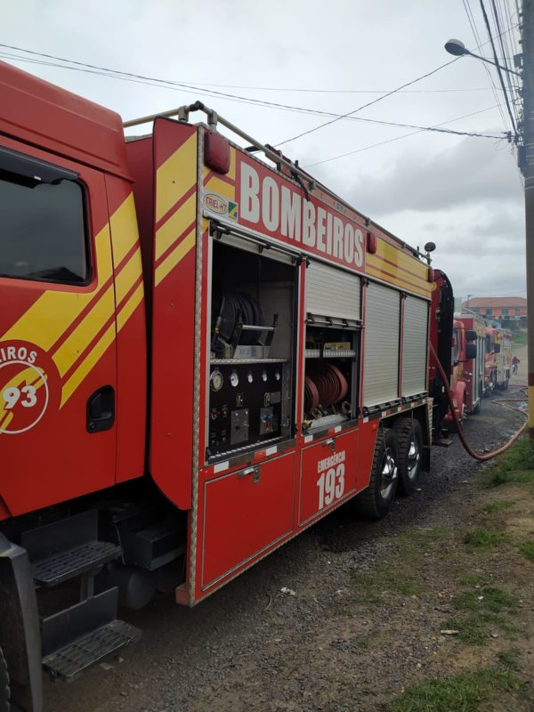Foram utilizados cerca de 10 mil litros de &aacute;gua no combate &agrave;s chamas. – Foto: Divulga&ccedil;&atilde;o/ND