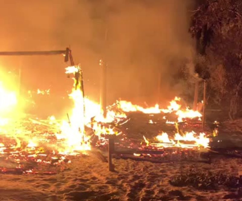 Rancho de pescador foi consumido pelas chamas a noite desta ter&ccedil;a-feira (1&ordm;) – Foto: Divulga&ccedil;&atilde;o/ND