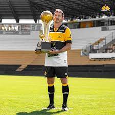 Capit&atilde;o It&aacute; e a Ta&ccedil;a da Copa do Brasil – Foto: Assessoria de Imprensa Crici&uacute;ma E. C.