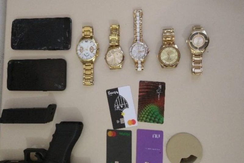 Tr&ecirc;s homens invadiram com&eacute;rcio na zona Leste da cidade e amarraram funcion&aacute;rios na quarta-feira (2) – Foto: PM/Divulga&ccedil;&atilde;o/ND