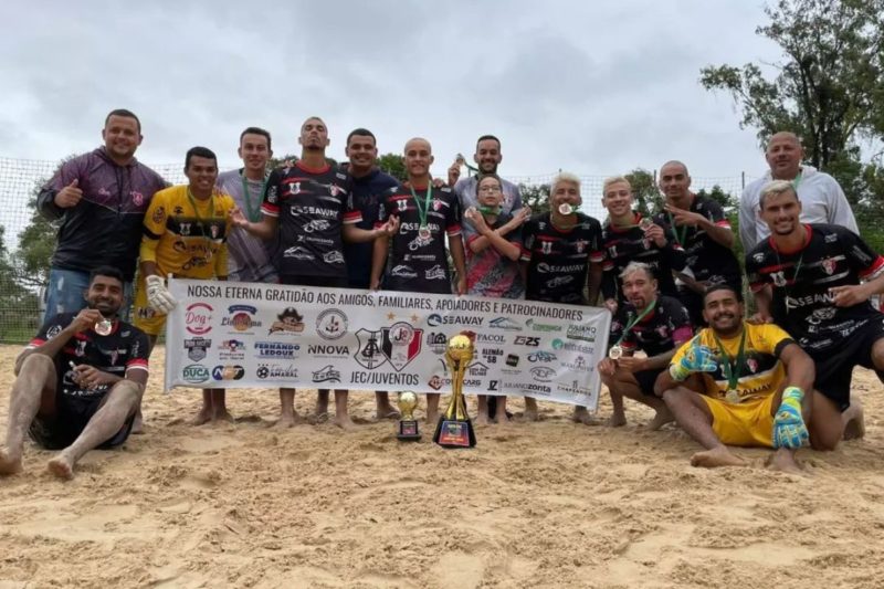 JEC Juventos conquistou o t&iacute;tulo da Copa Sul de Beach Soccer no domingo (13) – Foto: Divulga&ccedil;&atilde;o/ND