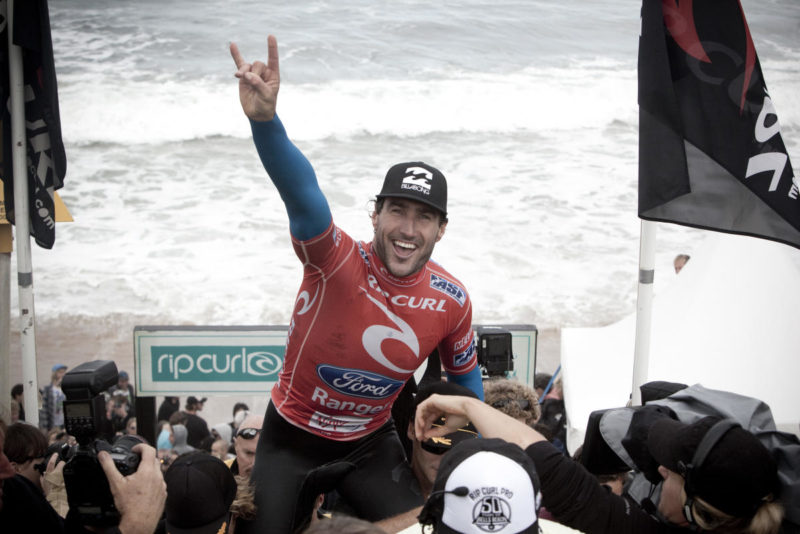 Ex-surfista da elite mundial, Joel Parkinson auxilia corpo de bombeiros nos resgates – Foto: wsl Steve Sherman