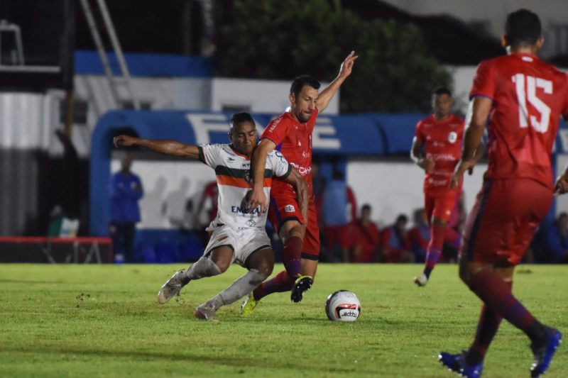 Jorge Henrique (E) jogou muito e conduziu Cambura na vit&oacute;ria contra o Marinheiro – Foto: Tiago Winter/Divulga&ccedil;&atilde;o/ND