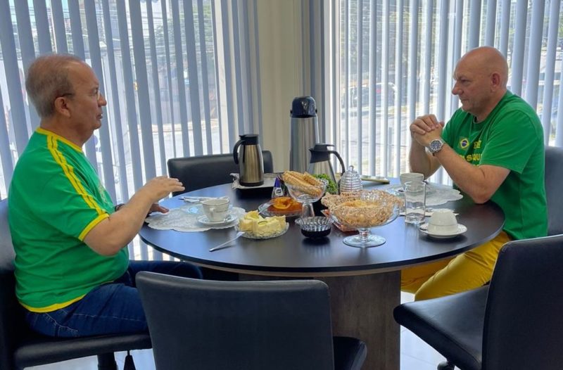 Senador Jorginho Mello e Luciano Hang tomaram caf&eacute; da manh&atilde; nesta sexta-feira no Diret&oacute;rio Estadual do PL – Foto: Divulga&ccedil;&atilde;o/ND