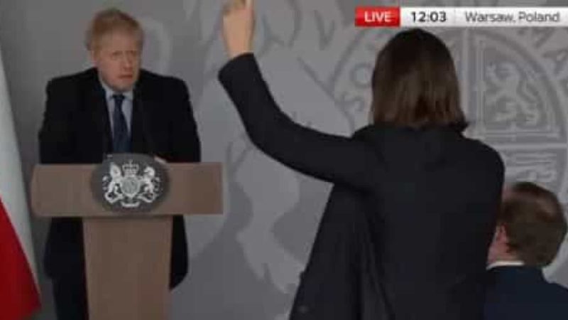 Jornalista ucraniana confrontou Boris Johnson em coletiva de imprensa em Vars&oacute;via – Foto: Reprodu&ccedil;&atilde;o/Internet/ND
