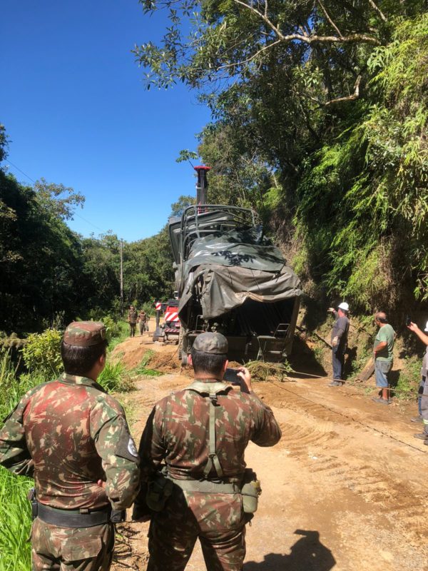 Segundo o Ex&eacute;rcito, havia 41 pessoas dentro do caminh&atilde;o e tr&ecirc;s militares morreram – Foto: Divulga&ccedil;&atilde;o/ND