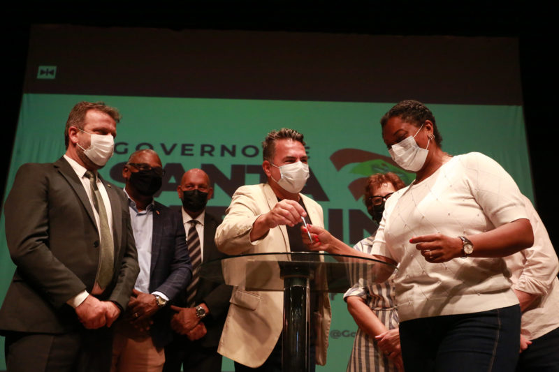 Governo anunciou construção de quadras esportivas para escolas de SC