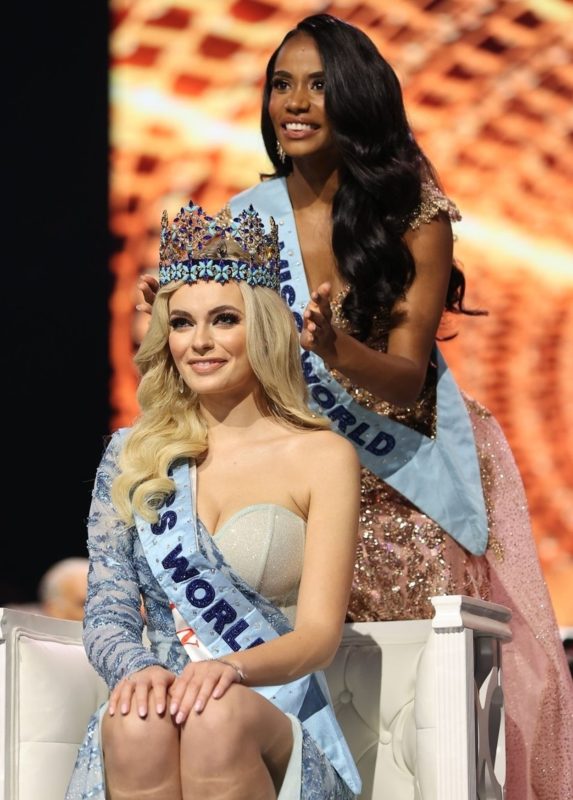 Karolina Bielawska, da Pol&ocirc;nia, recebe a coroa de miss Mundo 2021 de Toni-Ann Singh, da Jamaica, miss Mundo 2019 – Foto: Reprodu&ccedil;&atilde;o internet/ND