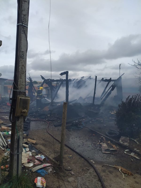 Ningu&eacute;m se feriu, mas o fogo consumiu tudo e os moradores perderam todos os pertences. – Foto: Divulga&ccedil;&atilde;o/ND