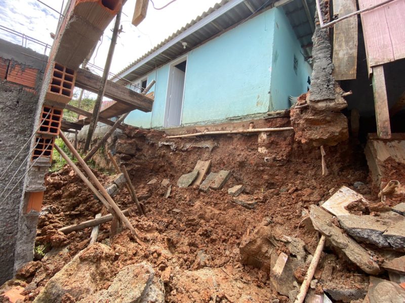 Defesa Civil auxiliou moradores de Florian&oacute;polis que foram v&iacute;timas das chuvas na noite da &uacute;ltima quinta-feira (10) – Foto: Defesa Civil/Divulga&ccedil;&atilde;o/ND