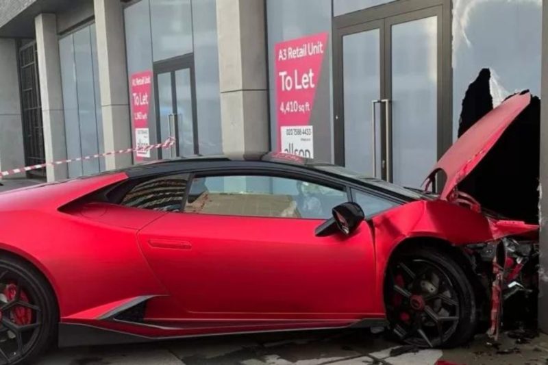 Motorista destruiu Lamborghini ao bater contra o vidro de um lava-r&aacute;pido – Foto: Reprodu&ccedil;&atilde;o/Twitter