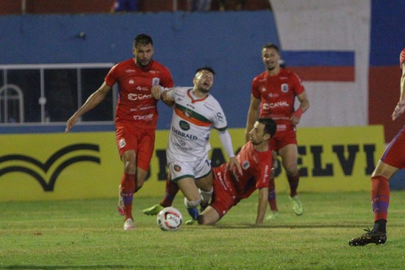 Ap&oacute;s o jogo, assessoria do Cambori&uacute; divulgou essa foto que sugere p&ecirc;nalti n&atilde;o marcado para o tricolor&nbsp; – Foto: Beno Kuster/CFC