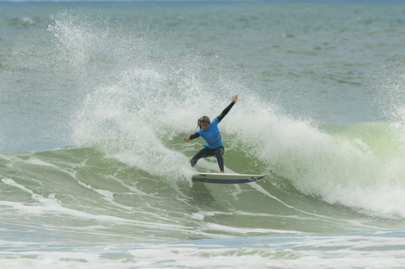 Surfista Laura Raupp em a&ccedil;&atilde;o na Praia Mole, representa a nova gera&ccedil;&atilde;o do surf catarinense – Foto: MARCIO DAVID/ND