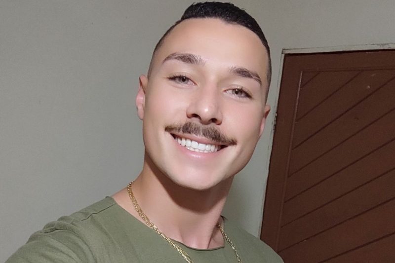 Leandro estava no carro e morreu no local – Foto: Internet