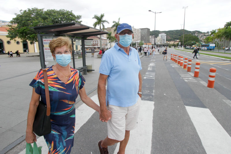 Casal Adair e Angela disse que uso da m&aacute;scara &eacute; preven&ccedil;&atilde;o – Foto: Leo Munhoz/ND
