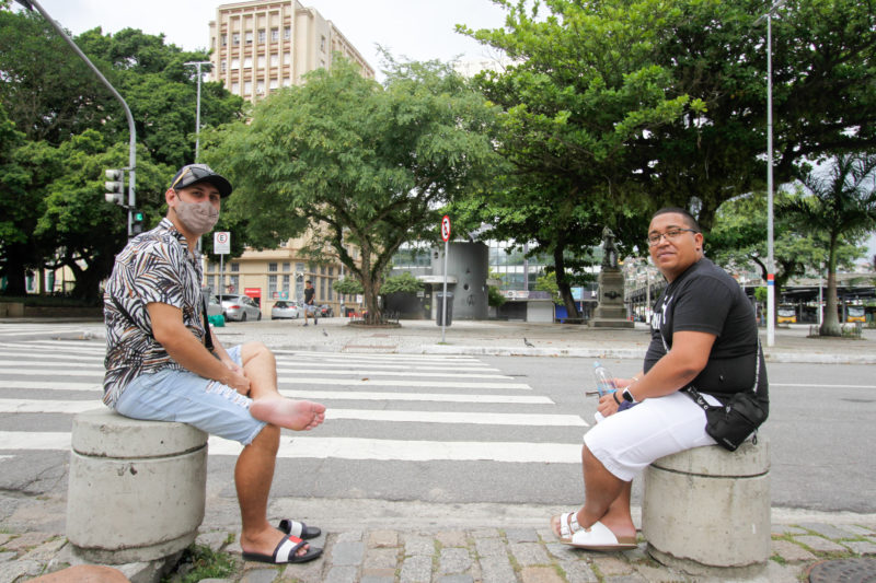 Lucas e Richard aproveitaram a tranquilidade e foram ao Centro – Foto: Leo Munhoz/ND