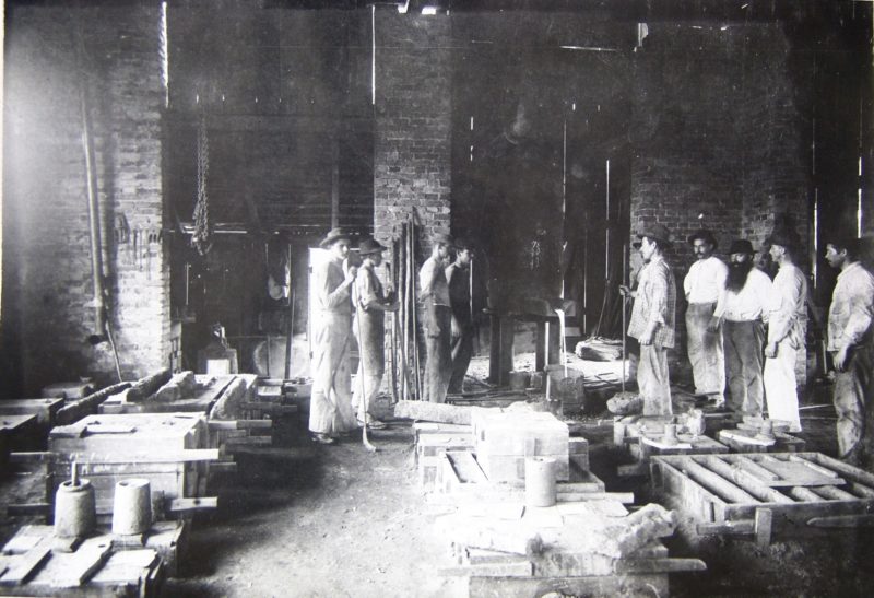 Trabalhadores na Fundi&ccedil;&atilde;o Grossenbacher &amp; Trinks, na d&eacute;cada de 1900 – Foto: AHJ/Divulga&ccedil;&atilde;o