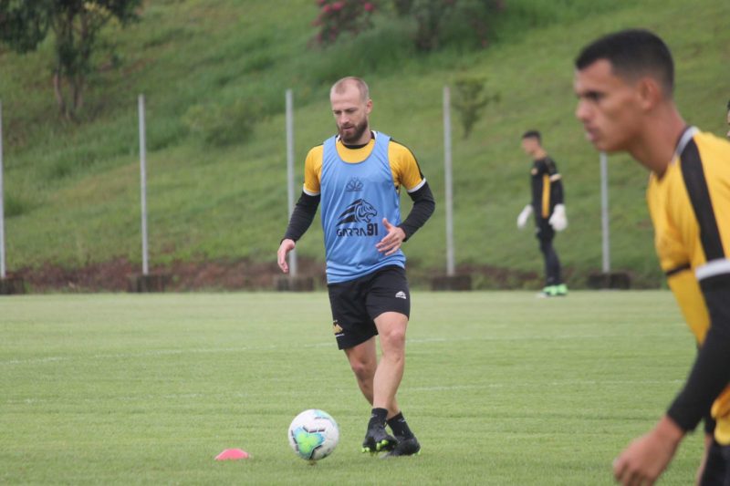Lateral Marcelo Hermes saiu machucado no jogo diante do Londrina – Foto: Assessoria de Imprensa do Crici&uacute;ma E.C.