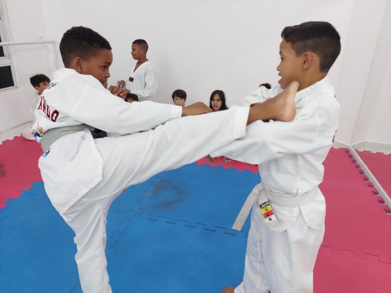 Taekwondo Social: Marcos Vinicius, 11 anos (à esquerda), do Monte Cristo, venceu na final Wallace Ruan Farias, 10 anos, do Mocotó. &#8211; Foto: Antonio Prado