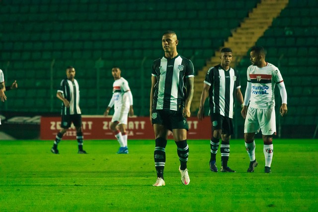 Foto mostra Marlyson usando camisa do Figueirense listrada durante partida contra o Botafogo-SP