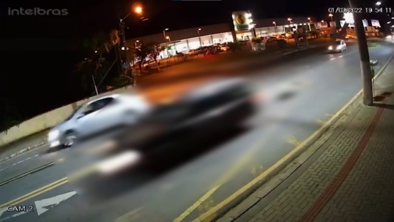 Homem foi flagrado arrastando cachorro com um carro pelas ruas de Indaial – Foto: Reprodu&ccedil;&atilde;o/Internet/ND