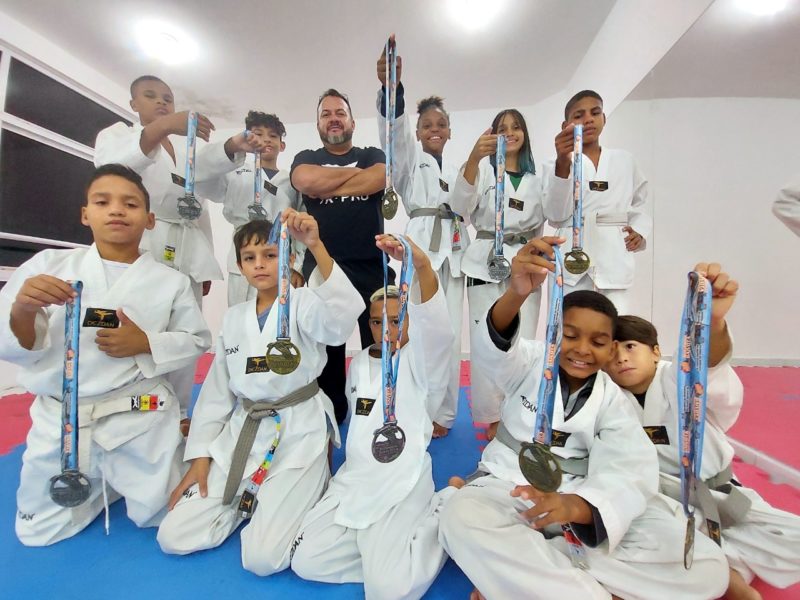 Medalhas? Temos 12. Projeto social de taekwondo é destaque em torneio &#8211; Foto: Antonio Prado