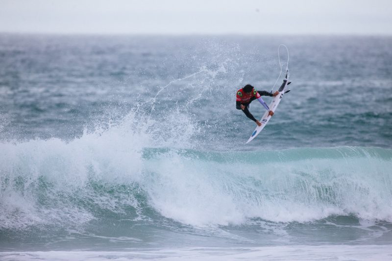 PENICHE, PORTUGAL –&nbsp; Miguel Pupo, o mais experiente entre os irm&atilde;o levou a melhor e avan&ccedil;ou de fase – Foto: Thiago Diz /World Surf League