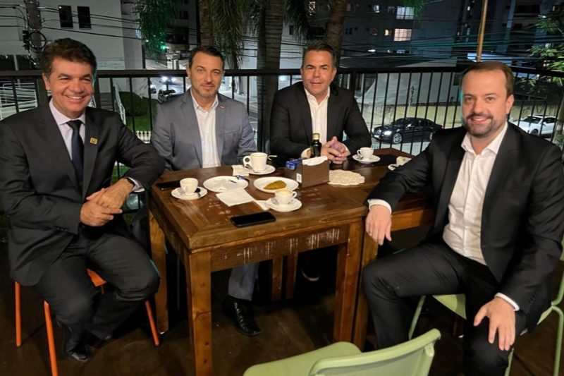 Carlos Mois&eacute;s em Crici&uacute;ma com Cl&eacute;sio Salvaro, Vampiro e Juliano Chiodelli, sub-chefe da Casa Civil – Foto: Divulga&ccedil;&atilde;o/ND