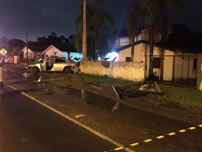 Motorista tamb&eacute;m colidiu contra mureta de resid&ecirc;ncia. – Foto: Reprodu&ccedil;&atilde;o Engeplus / Divulga&ccedil;&atilde;o ND