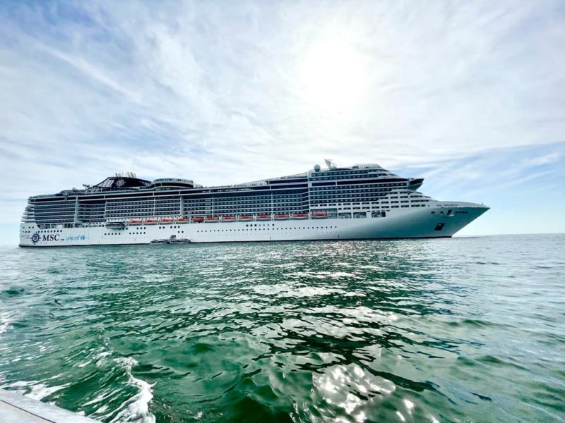 O navio MSC Precioza, com mais de 2 mil passageiros, j&aacute; poderia ser avistado do continente pela manh&atilde;, por volta das 8h – Foto: Guilherme Henriques/Atracadouro Barra Sul/Divulga&ccedil;&atilde;o/ND