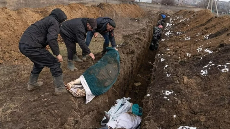 Mortos durante a guerra s&atilde;o enterrados em valas comuns em Mariupol, sul da Ucr&acirc;nia. – Foto: Mstyslav Chernov/Divulga&ccedil;&atilde;o/ND