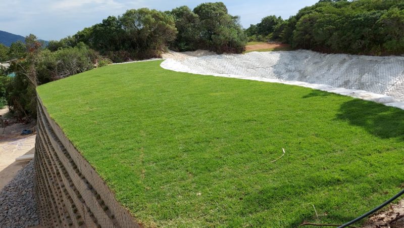 Com sete metros de altura, a conten&ccedil;&atilde;o foi feita com a tecnologia de solo refor&ccedil;ado, estruturando uma face composta por pedras. Uma parede externa vegetada integra a obra com a paisagem natural. A obra &eacute; realizada pela empresa Dang Engenharia, do Paran&aacute;, vencedora de licita&ccedil;&atilde;o, e foi aprovada pela FLORAM – Foto: divulga&ccedil;&atilde;o.