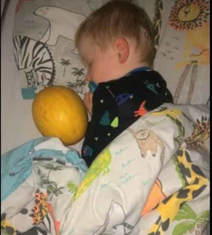 James dormiu abra&ccedil;ado com mel&atilde;o ap&oacute;s sugest&atilde;o da m&atilde;e – Foto: Arquivo pessoal/Reprodu&ccedil;&atilde;o/ND
