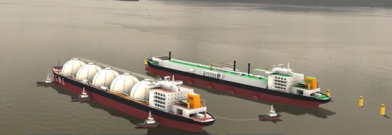 O navio que traz g&aacute;s importado chega e transporta o produto para outro navio. –&nbsp; Foto: Reprodu&ccedil;&atilde;o v&iacute;deo/Divulga&ccedil;&atilde;o ND