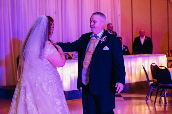 Megan se surpreende ao ver seu pai com a gravata que ela fez aos 5 anos – Foto: Facebook/Divulga&ccedil;&atilde;o/N