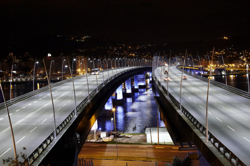 Tecnologia LED modernizou sistema utilizado nas pontes Pedro Ivo e Colombo Salles, por onde os veículos acessam a entrada e a saída da Ilha de SC – Foto: Adriano Amaro da Silva/Quantum Engenharia