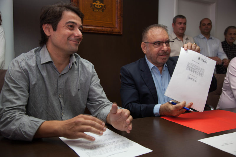 Ded&eacute; ao lado do prefeito Volnei Morastoni quando assumiu o cargo de secret&aacute;rio de obras da cidade&nbsp; Foto: Marcos Porto/Divulga&ccedil;&atilde;o/ND