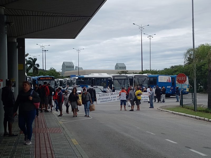 Ex-funcion&aacute;rios protestam por direitos trabalhistas em Florian&oacute;polis – Foto: Yasmin Mior/ND